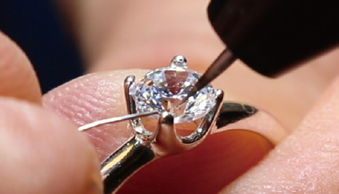 100cの使用例 爪の先端を補修